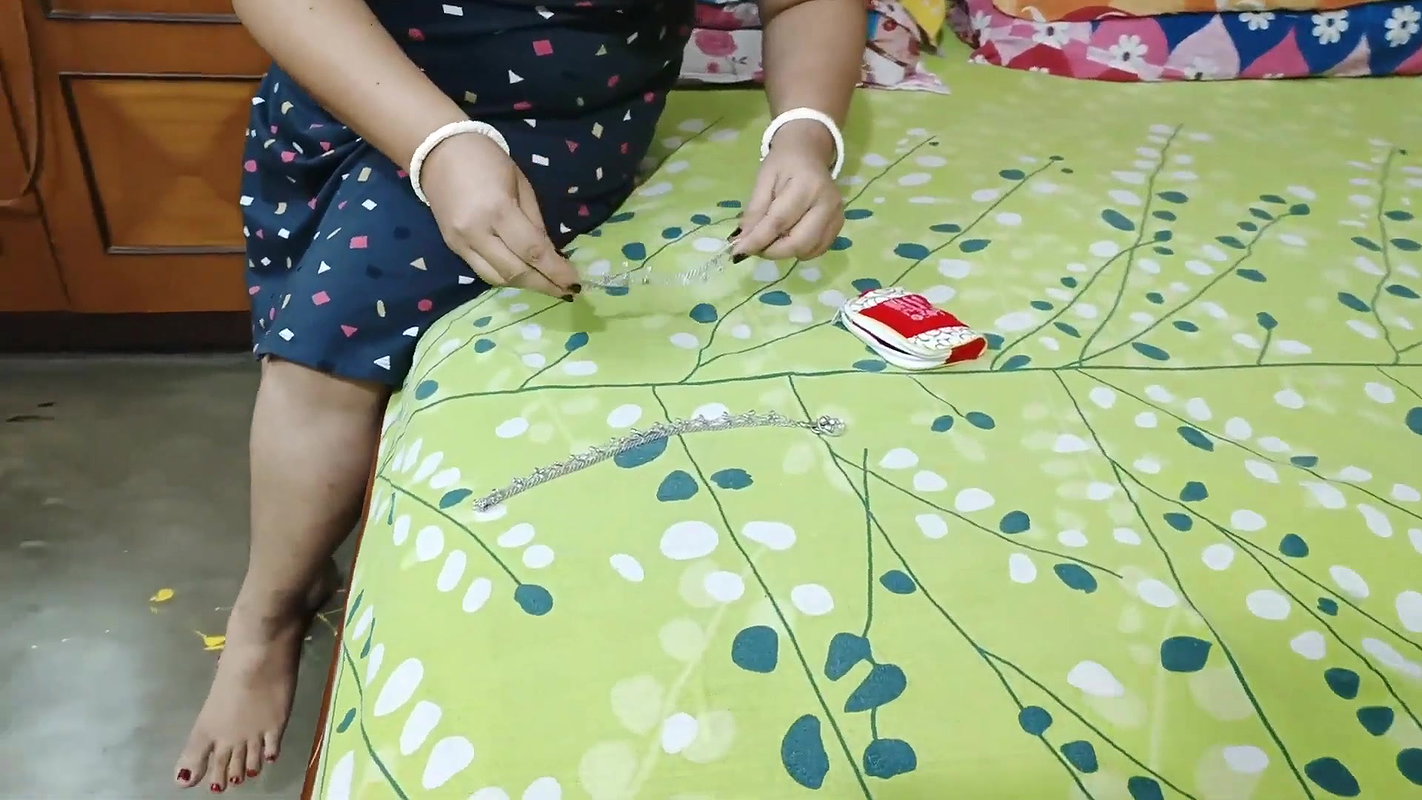 Sumi boob show Anklets payeland toe rings design