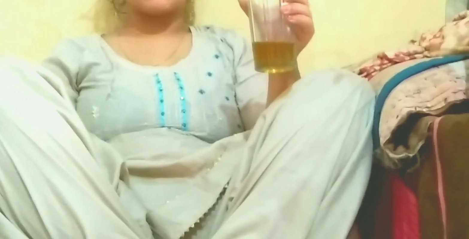 Drink kraane k baad bhai ki girlfriend ko apne bedroom mai le jaa kr chut chudai Kiya Hindi audio.