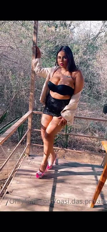 Oasi topless in public