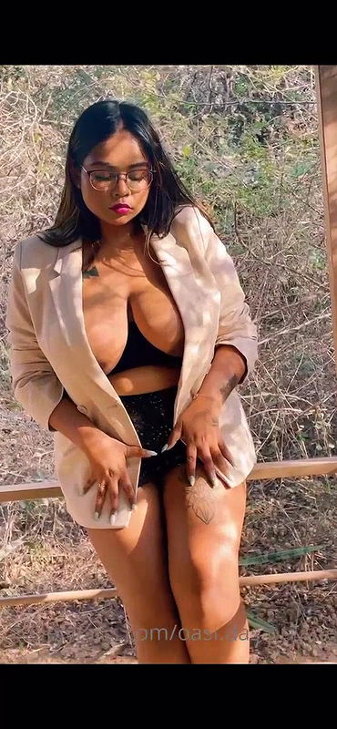 Oasi topless in public