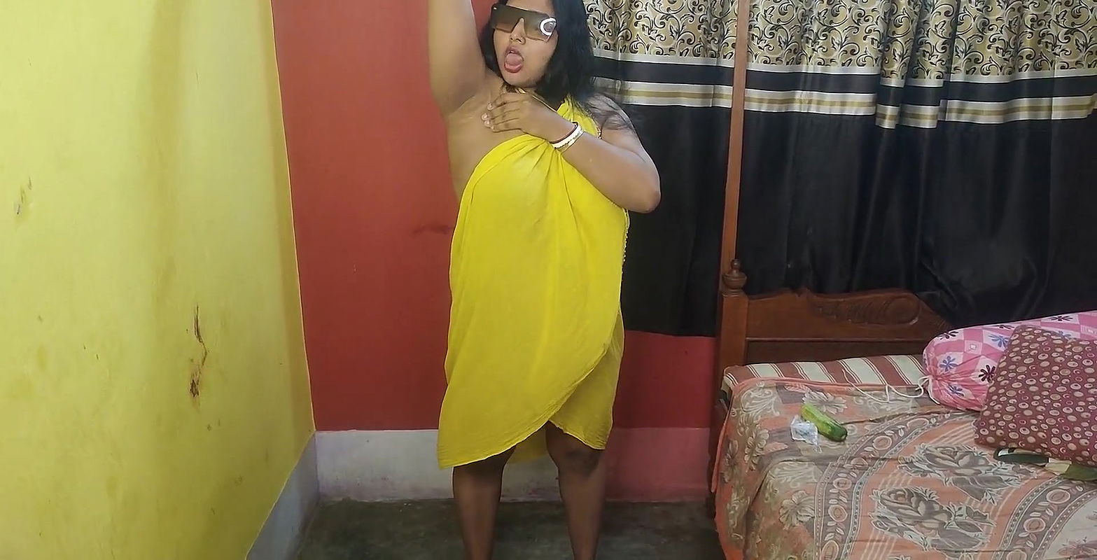 Indian sexy mom Sruti mustarbrating herself with Vegetable
