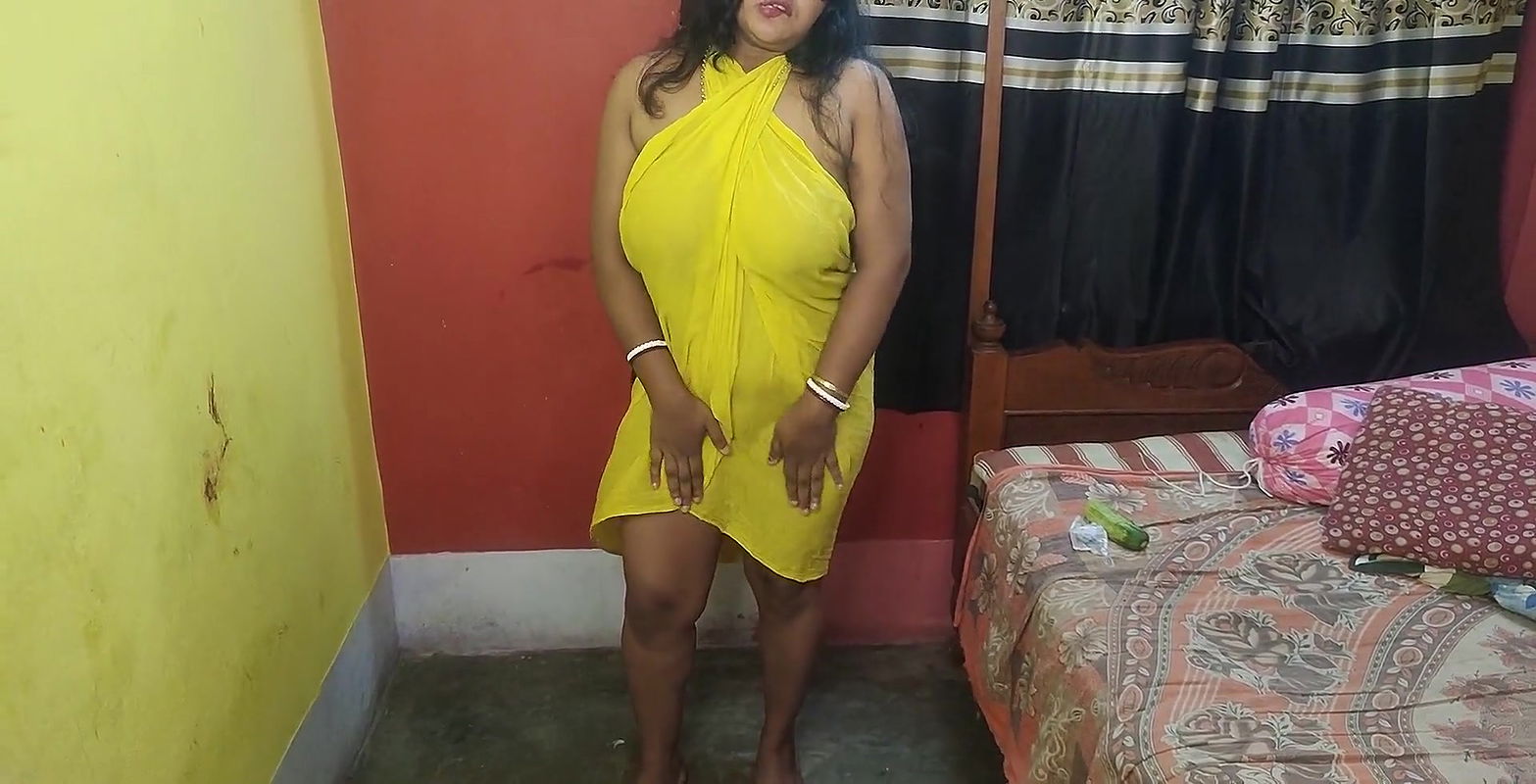 Indian sexy mom Sruti mustarbrating herself with Vegetable