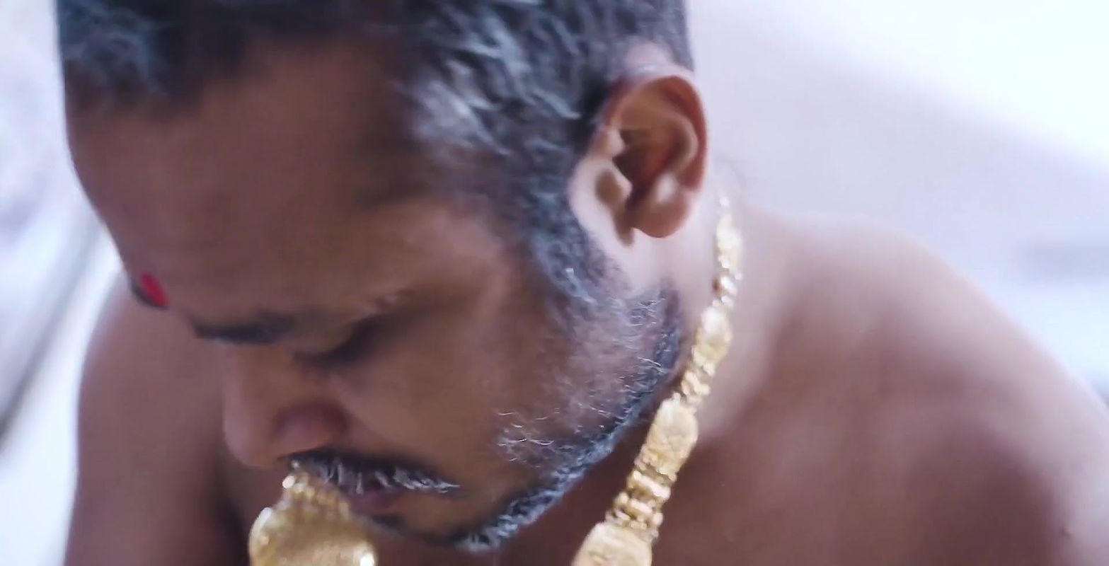 motherchod burha aurat banke aaya chodne ke liye khud ke hi bahu ko Full Movie