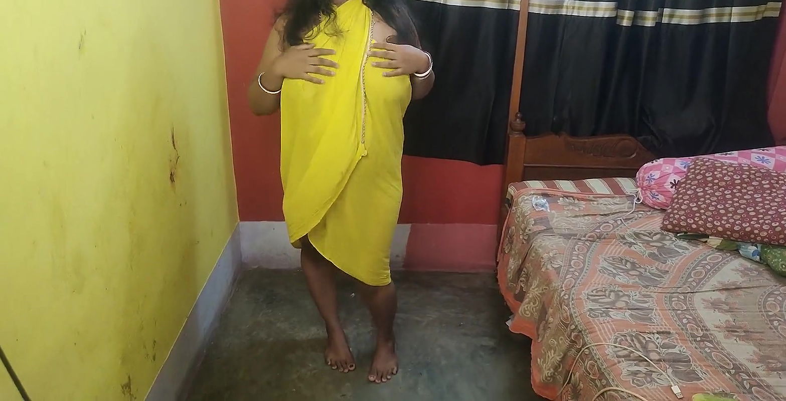 Sexy Bengali Bhabi fucking with Cucumber in her bedroom in yellow dress