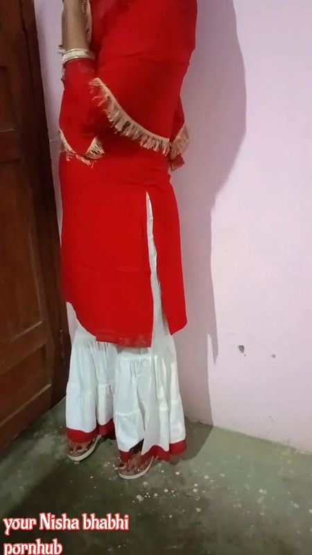 Apni chut ki garmi se paresan bhabhi