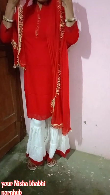 Apni chut ki garmi se paresan bhabhi