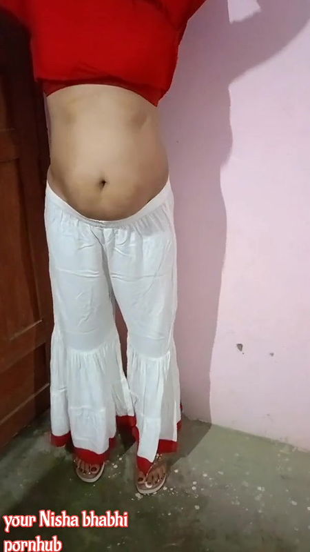 Apni chut ki garmi se paresan bhabhi