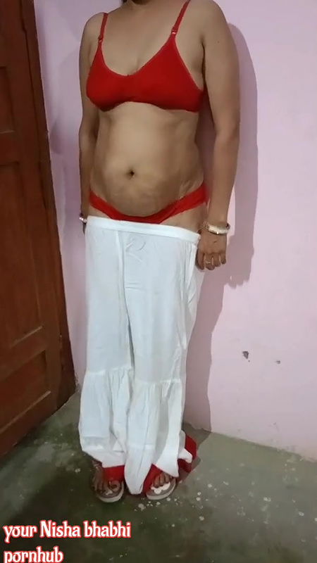 Apni chut ki garmi se paresan bhabhi