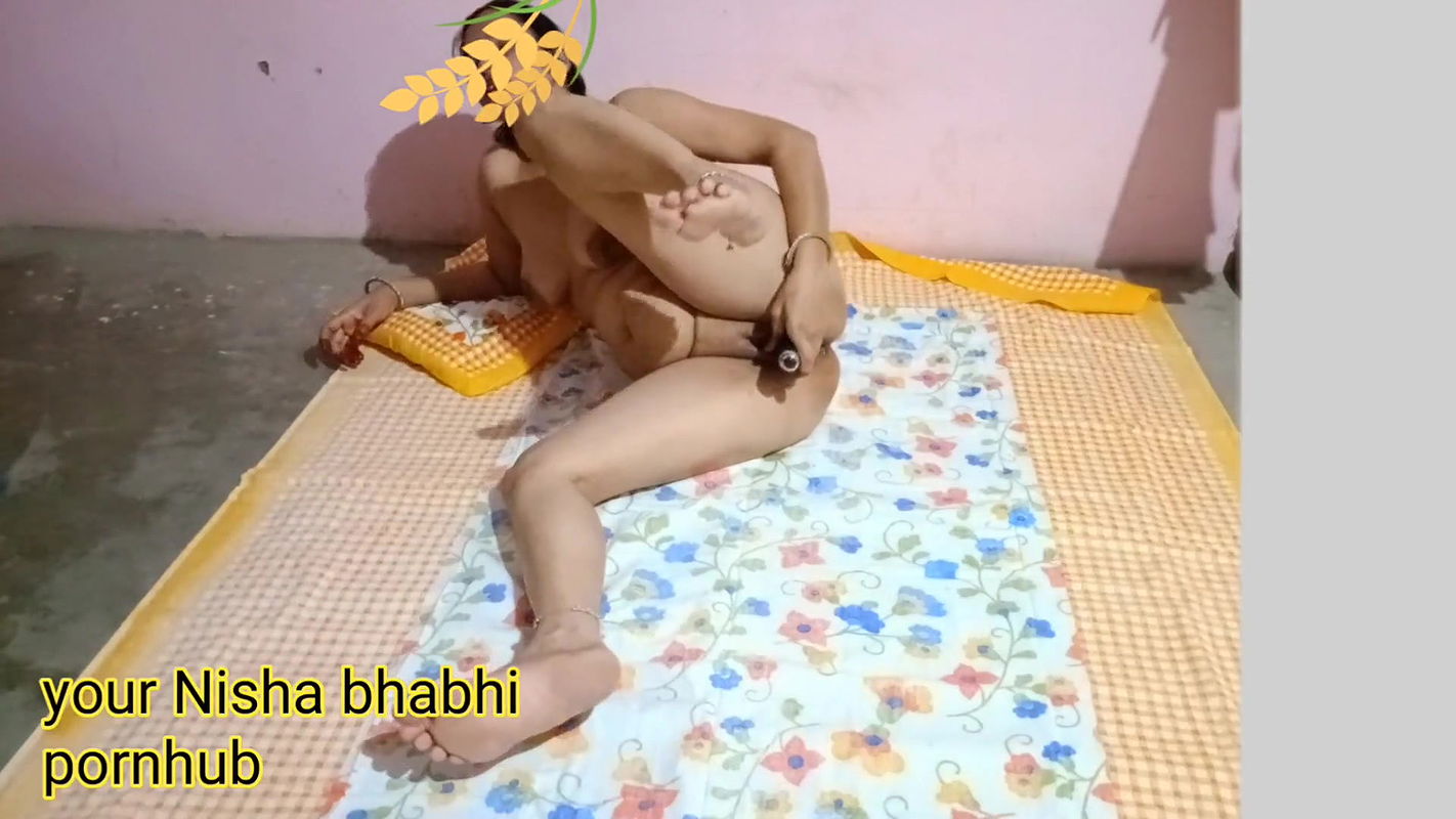 Desi bhabhi created waves with her beautiful ass.
