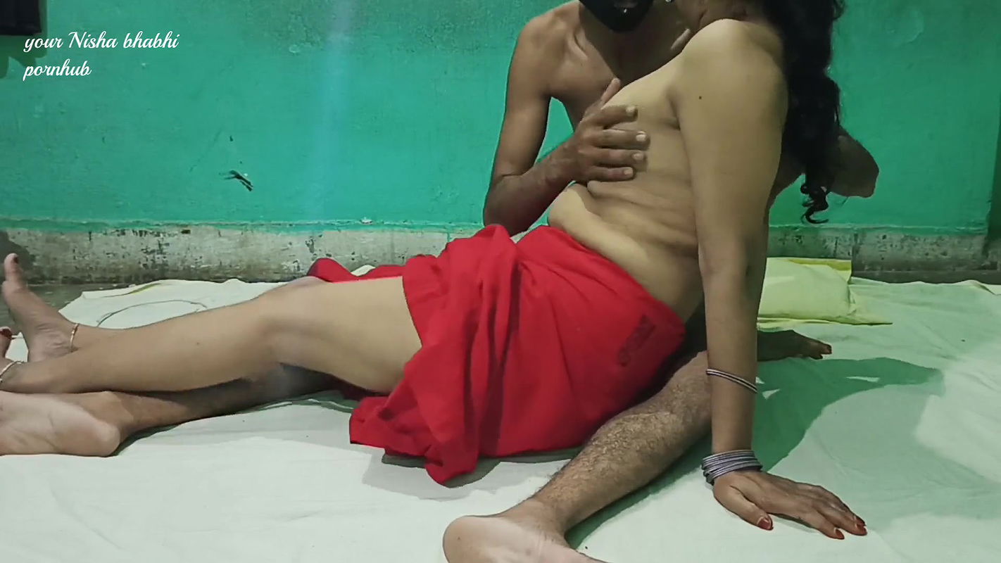 Padoshi bhabhi ne do ladko se ek sath chudwayi