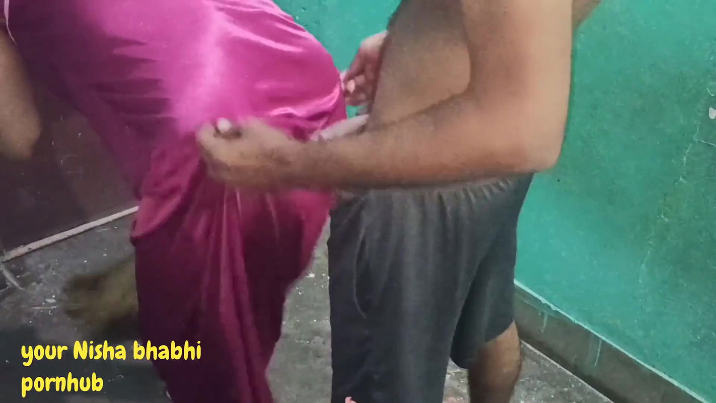 Sexy bhabhi ko padosi devar ne jhadu lagate taim dogi bana ke choda