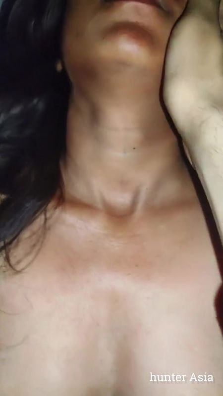 Raat ko Indian girl ko chod ke uske muh pe maari lund ke paani ki pichkari