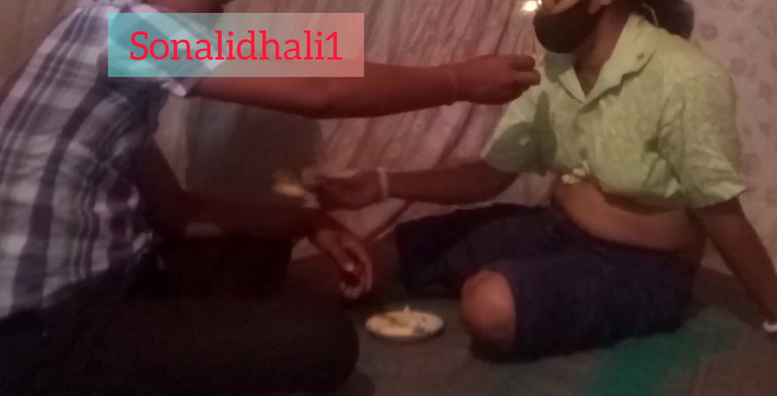 INDIAN BHABHI APNE DEVHAR KO BULAKE CHUDAI KEYA RAT KO