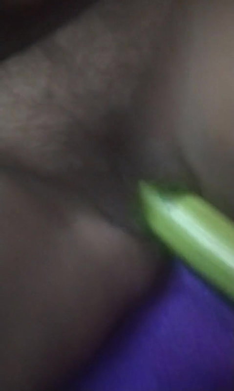 Wife fuck by big vegetable