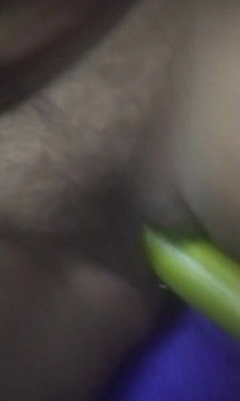 Wife fuck by big vegetable