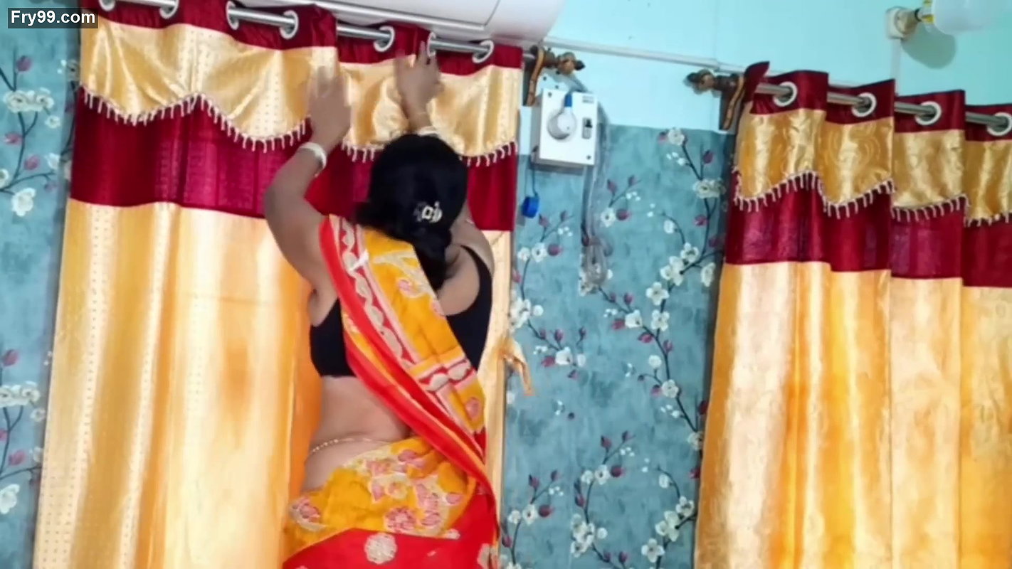 Aunty showing navel How to change window curtain
