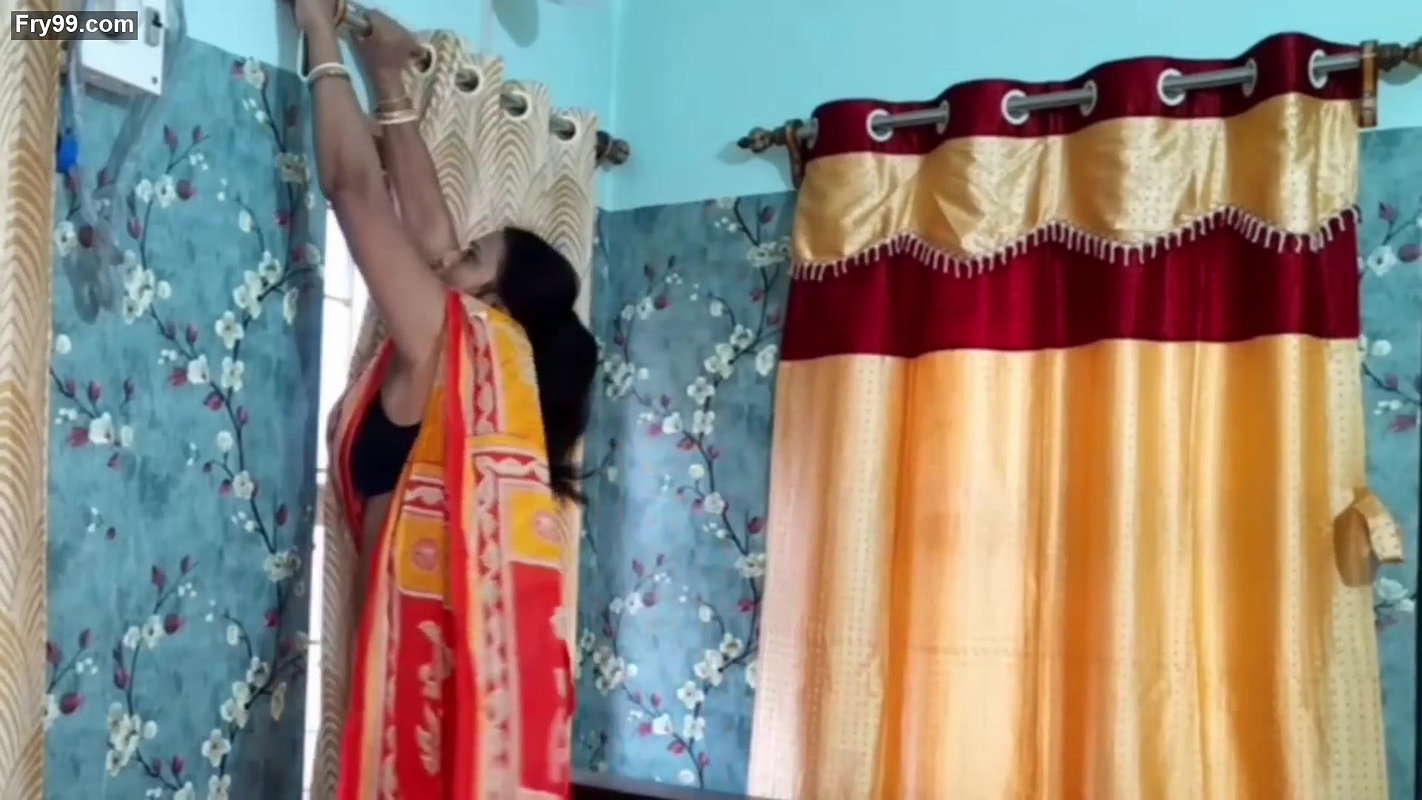 Aunty showing navel How to change window curtain