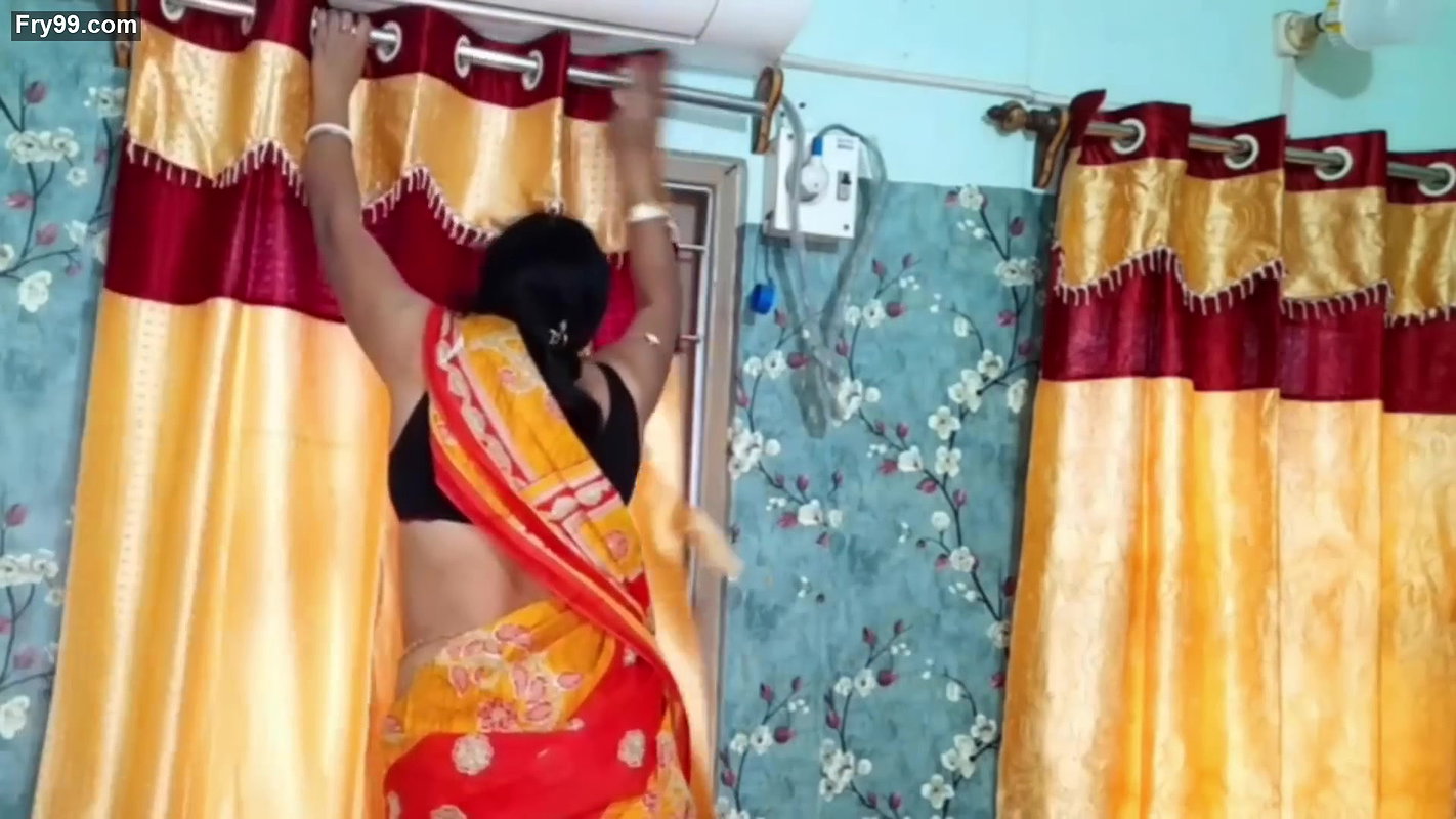 Aunty showing navel How to change window curtain