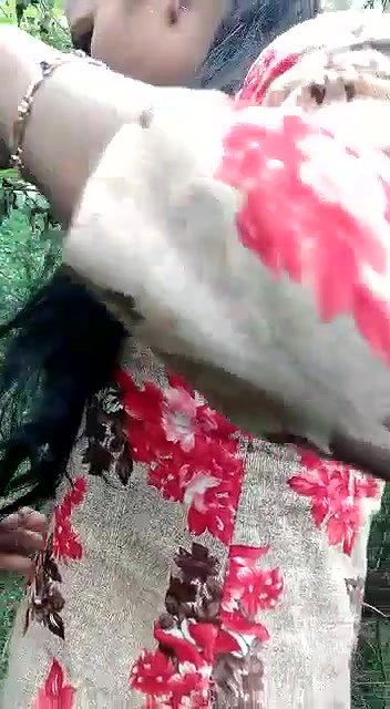 Desi girl oral sex outdoor