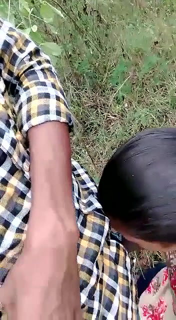Desi girl oral sex outdoor
