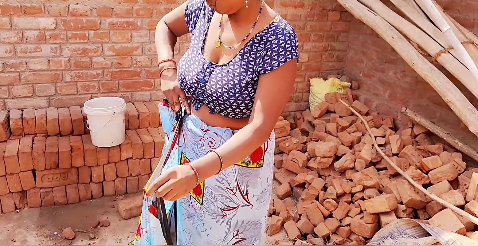 Indian hot and sexy aunty changing her cloth sadi and blouse , fingering her cremie pussy after after bathing