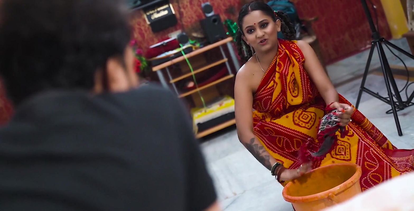 Desi 18+ Jawan Kaamwali bai ko akela Pakar ghar ka chota beta rah na saka Hindi Audio