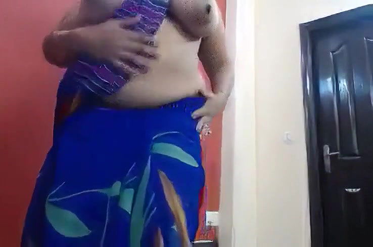 sexy horny aunty show boobs and ass on cam