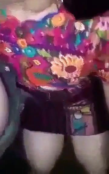 Chapina de corte de Quiché caliente hace una buena mamada y luego la ponen en cuatro para cogerla como ella quiere