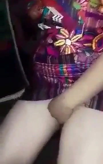 Chapina de corte de Quiché caliente hace una buena mamada y luego la ponen en cuatro para cogerla como ella quiere