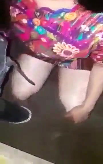 Chapina de corte de Quiché caliente hace una buena mamada y luego la ponen en cuatro para cogerla como ella quiere