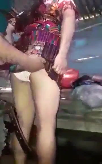 Chapina de corte de Quiché caliente hace una buena mamada y luego la ponen en cuatro para cogerla como ella quiere