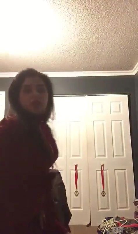 Sexy Mall Shows her Nude Body