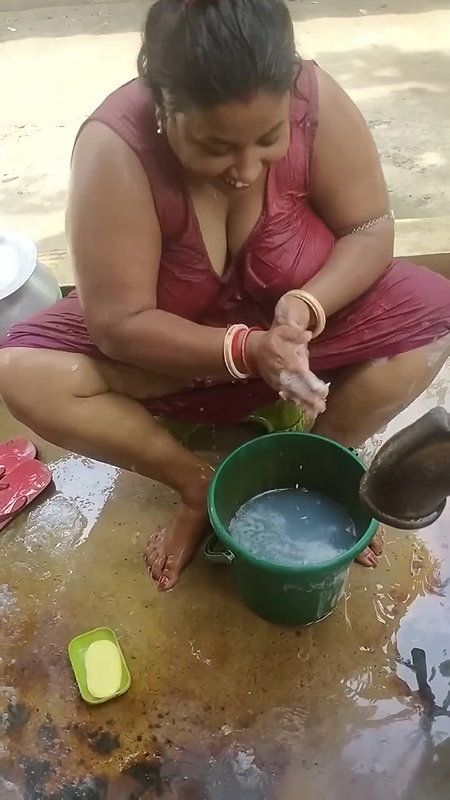 Bengali sexy village aunty bath video – 3