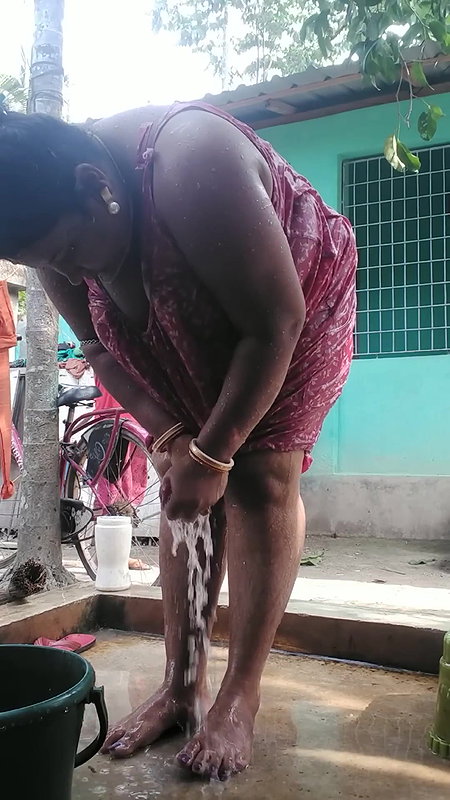 Bengali sexy village aunty bath video – 4