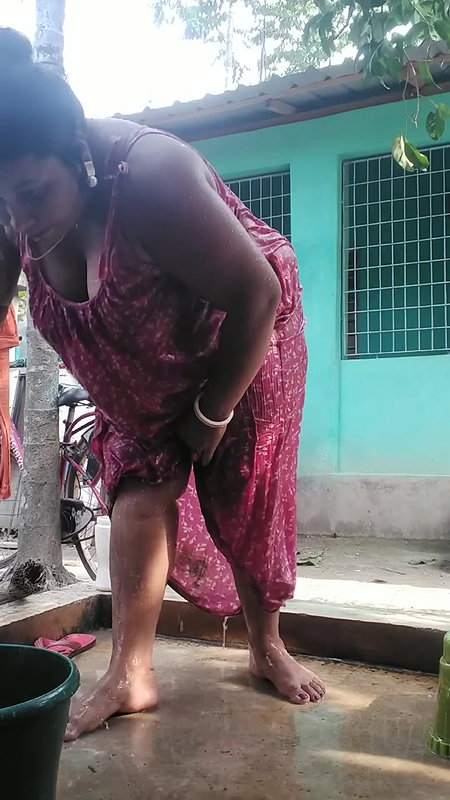 Bengali sexy village aunty bath video – 4