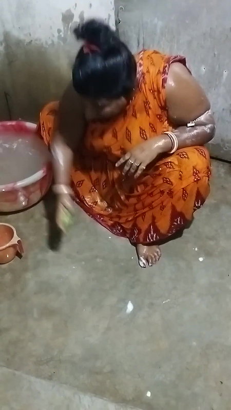 Bengali sexy village aunty bath video – 5