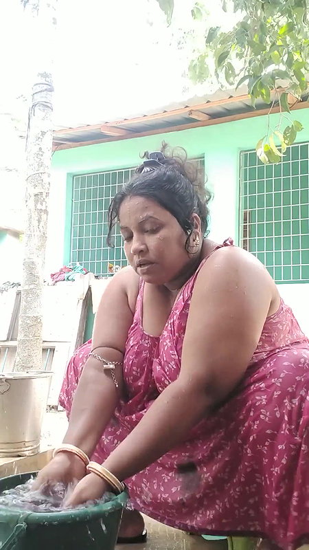 Bengali sexy village aunty bath video – 16
