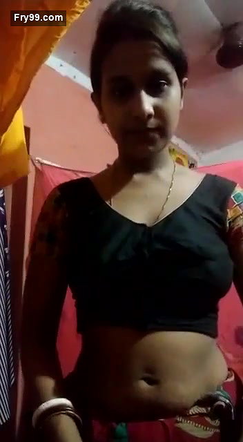 Sexy Bhabhi Strip her Saree and Showing Nude Body