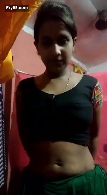 Sexy Bhabhi Strip her Saree and Showing Nude Body