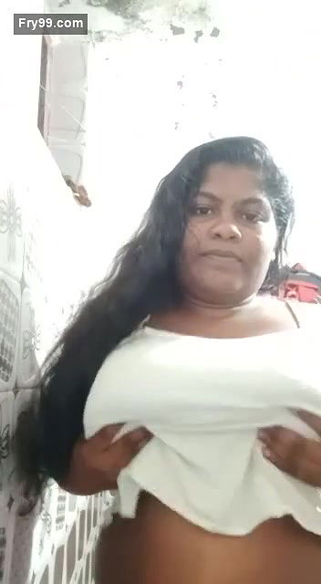Desi Girl Shows her Big Boobs