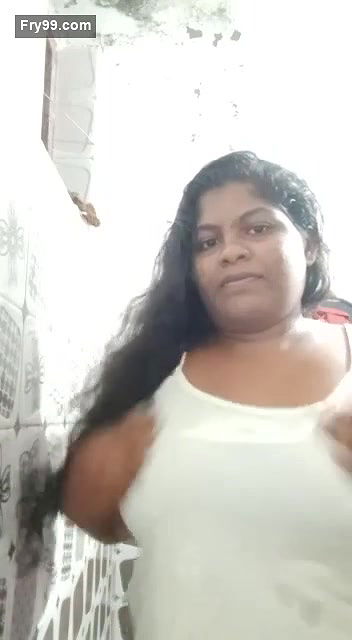 Desi Girl Shows her Big Boobs