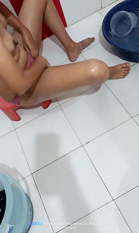 Sexy Indian Girl Bathing