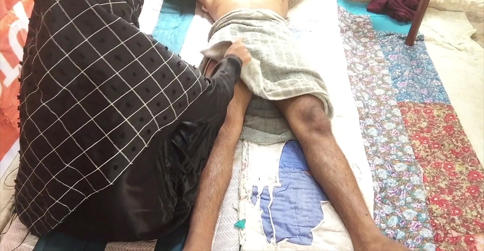 Chachi ne soy howy ka lun pakad leya aur apne bhatije se chodwaaya hard sex with Indian Muslim hijab girl with Indian clear audi