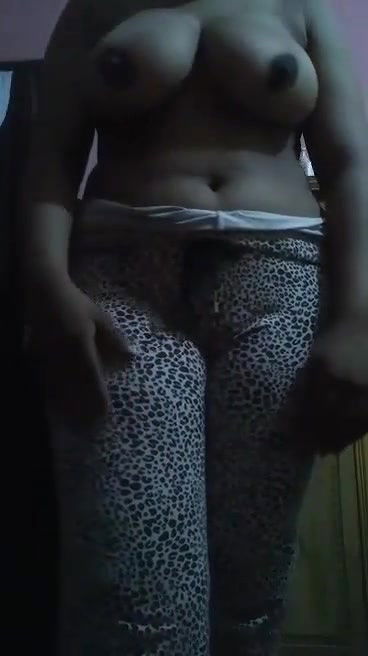 Desi bhabi open her dress