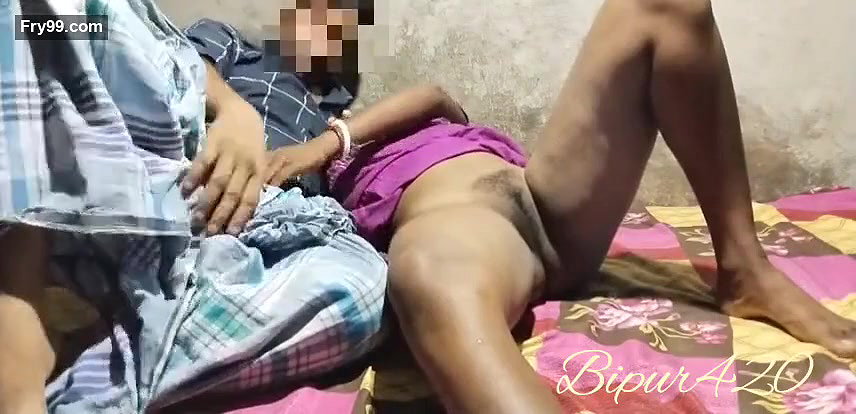 Bhabi ki behen ko  rat me akela pake chud diya