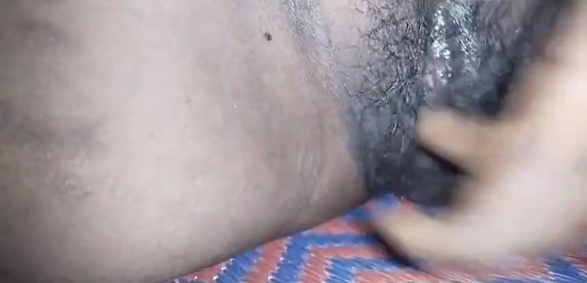 Pati nehi he is liye apni ongli se kiya