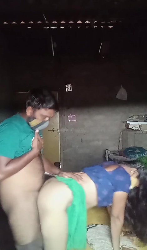 Akeli dekh deshi bhabhi ko jabarjast choda