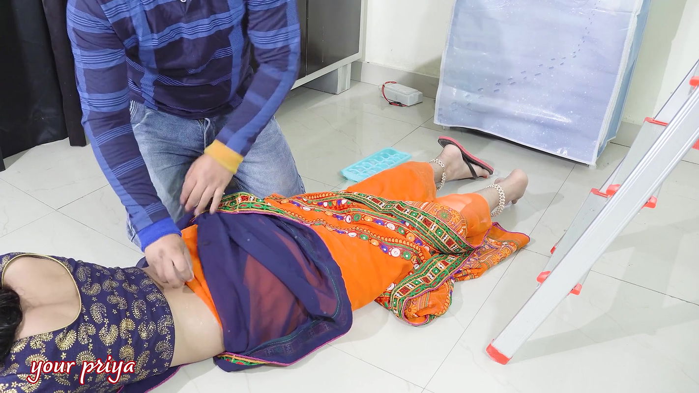 Cute Saree Bhabhi Gets Naughty With Her Devar for Rough and Hard Anal Sex After Ice Massage on Her Back in Hindi