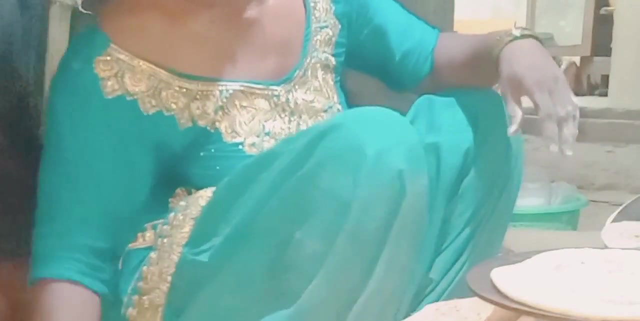 Roti banate samay jor se dhakka lagaya ek sath do kam