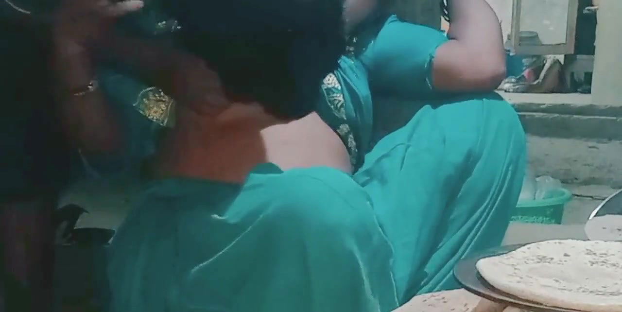 Roti banate samay jor se dhakka lagaya ek sath do kam